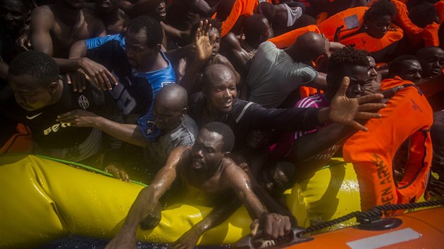 Zchrana uprchlk na dohled libyjskm behm. Na snmku benci pros o pomoc pracovnky panlsk neziskov organizace Proactiva Open Arms (25. ervence 2017)