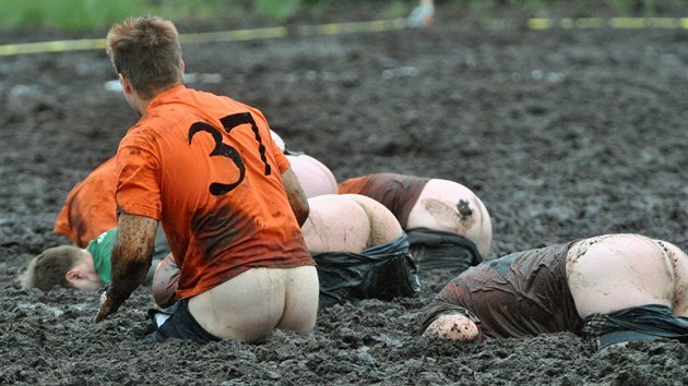 Fotbal v bahn je dina. Doslova z vs sthne dresy.