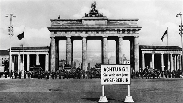 Hranice, kter vedla nap Berlnem, byla geopoliticky vznamn. Bezpochyby. A to, co dlali britt vojci v operaci Tamarisk na jej vchodn stran, bylo zpravodajsky veledleit. Ale praktick proveden on operace nebylo nejdstojnj.
