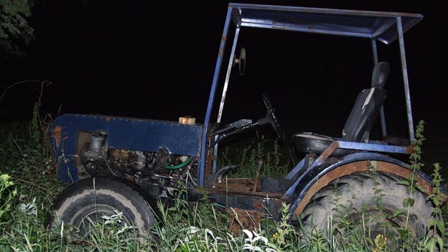 Malotraktor, jeho posdka chtla zmizet hldce policist.