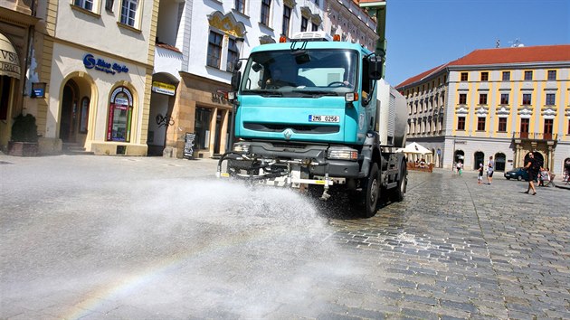 Do rozplenho centra Olomouce vyjel kropic vz. (1. srpna 2017)