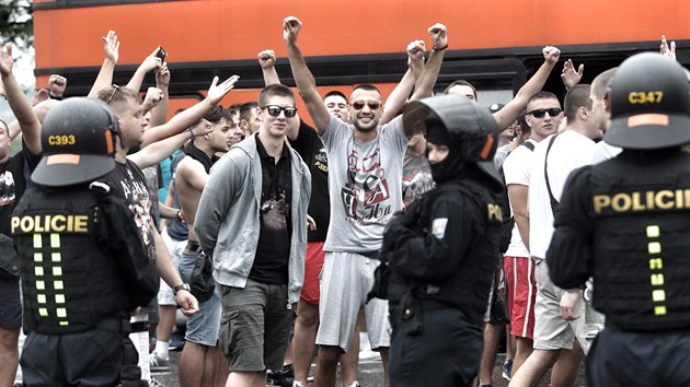 Policejn hldky na nkolika mstech v Praze kontroluj srbsk fotbalov fanouky, kte se sjdj na Letnou na veern zpas tmu CZ Blehrad s praskou Spartou. (3. srpna 2017)