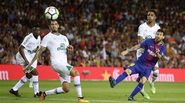 Lionel Messi z Barcelony stl na brnu brazilskho Chapecoense na stadionu Nou Camp.