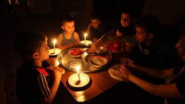 Palestinsk rodina z Rafahu na jihu Gazy vee jen pi svitu svek. Izrael 19. ervna omezil dodvky elektiny do Gazy, v kadm dom v Gaze tak nyn jde pouh dv a ti hodiny denn. (20. ervna 2017)