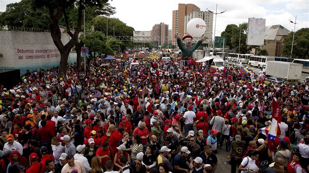 V den prvnho zasedn kritizovanho stavodrnho shromdn se ve venezuelsk metropoli Caracasu krom opozice seli i pznivci prezidenta Nicolse Madura. (4. srpna 2017)