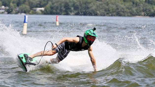 Motocyklov zvodnci si ped vkendovou Velkou cenou zadovdli na Brnnsk pehrad na JetSurfech, co jsou prkna pohnn spalovacm motorem. Na snmku Jakub Kornfeil.