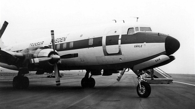 Douglas DC-7B spolenosti Transair Sweden (doprava holandskch fanouk na Ruzyni v roce 1967)