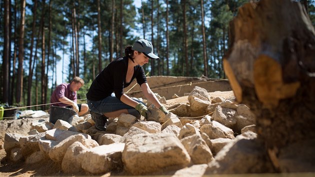 Archeologov a studenti archeologie pracuj u Plava nedaleko eskch Budjovic na mohylovm pohebiti. Mstem povede dlnice D3.