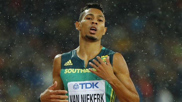 Wayde van Niekerk bhem semifinle dvoustovky na mistrovstv svta v Londn.