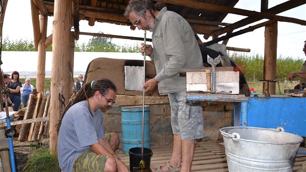 Tavení skla v historické sklářské peci v roce 2016