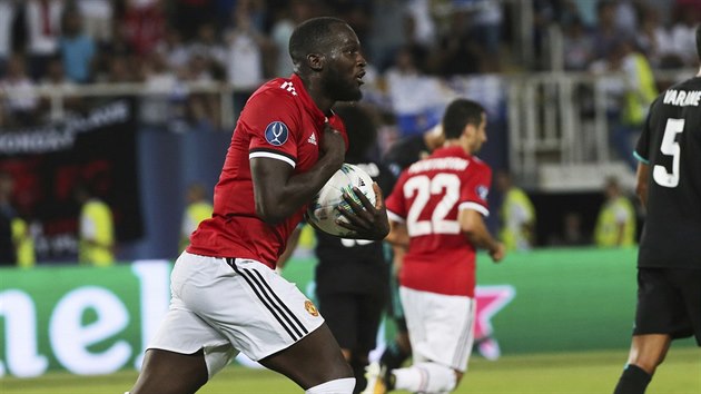 Romelu Lukaku z Manchesteru United slav svj gl proti Realu Madrid v duelu o Superpohr UEFA.