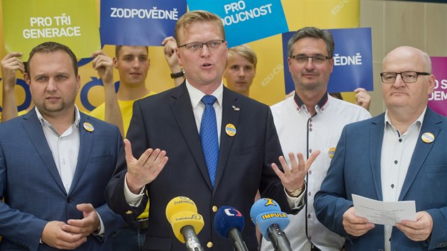 Pedseda KDU-SL Pavel Blobrdek (druh zleva) pedstavil 8. srpna v Praze program pro podzimn volby do Snmovny.