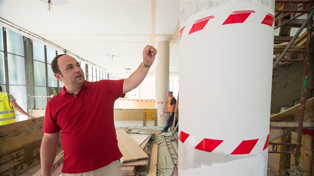 „Dostali jsme se na prapůvodní omítku, která byla pravděpodobně modrá. Následně byla přetřena několika vrstvami bílé barvy. Ty půjdou dolů ze všech sloupů,“ říká Jiří Stacke, předseda představenstva společnosti Zlínstav, která přestavbu provádí.