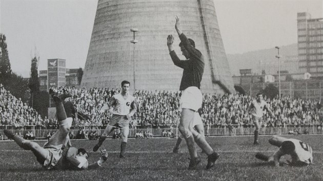 Na snmku druholigov zpas fotbalist Zlna na stadionu U elektrrny z roku 1960.