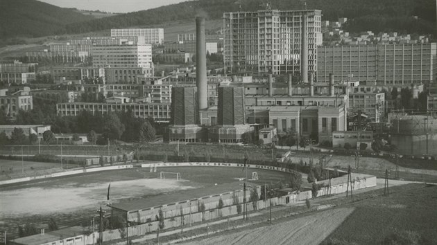 Pohled na Baovy zvody od severozpadu se stadionem a elektrrnou v poped.