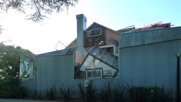 V Santa Monice si Gehry postavil vlastn dm. Sousedy vlnitm plechem nepotil.