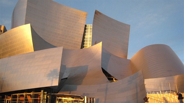 Koncertn sl Disney Hall, kter navrhl Frank Gehry.