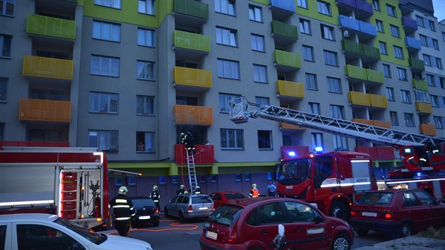 Ve stedu rno kladent hasii zachraovali z hocho bytu enu na vozku. Ped plameny ji chrnila sousedka (2.8.2017)