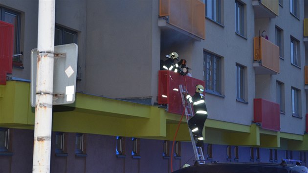 Ve stedu rno kladent hasii zachraovali z hocho bytu enu na vozku. Ped plameny ji chrnila sousedka (2.8.2017)