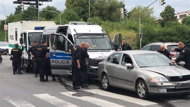 Dva policejn vozy se ped kiovatkou v Praze stetly s dvma osobnmi auty (3.8.2017)