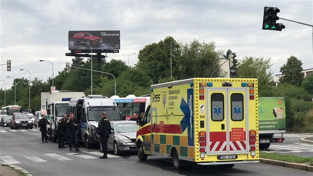 Dva policejn vozy se ped kiovatkou v Praze stetly s dvma osobnmi auty (3.8.2017)