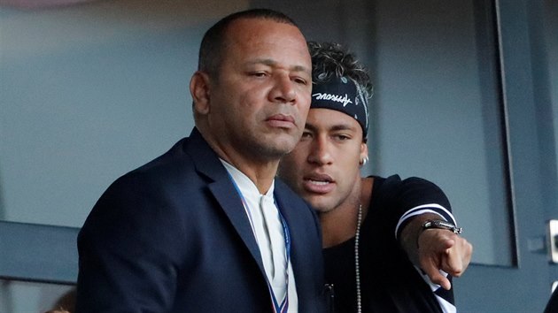 Neymar Sr. a Neymar Jr. sleduj zpas Paris St Germain s Amiens.