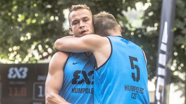 Ondej ika (vlevo) a Ondej Dygrn z tmu Humpolce se raduj z vhry nad Zhebem na praskm turnaji World Tour 3x3.