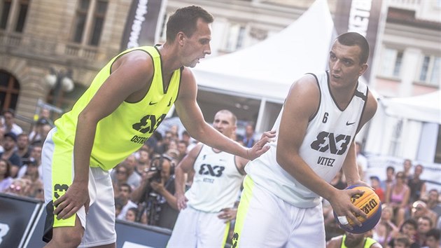 Jan Rotrekl (vlevo) z Ostravy brn Ranka Krianovie z Vitezu v utkn praskho turnaje World Tour 3x3.