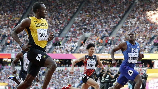 Americk sprinter Christian Coleman (vpravo) por v semifinle MS jamajskou legendu Usaina Bolta.