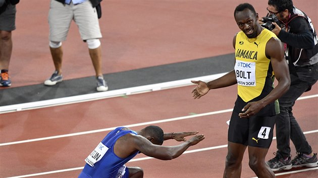 POKLONA RIVALA. Byl hodn podivn, ten druh atletick veer v Londn. Usain Bolt ml pece vyhrt svou posledn stovku v ivot a pak ukonit kariru. Tak to bylo v plnu. Jene se pihodilo nco, co si mlokdo pl. Bolta ve finle porazil mu, kter dvakrt pykal za doping. I Justin Gatlin ale hlsal: "On je krl atletiky."