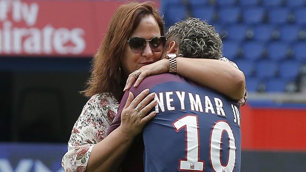 Neymar objm maminku.