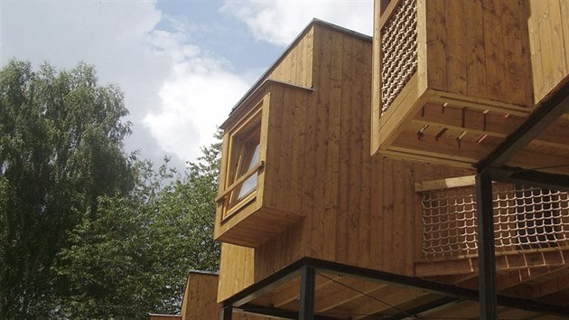 V roce 2013 se arel zbavil nevyhovujcch chatek a nahradil je stylovmi domky od architektonickho studia Henkai architekti.