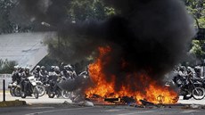 Hoící motocykly v Caracasu (30. ervence 2017)