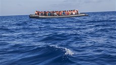 Nafukovací lun plný migrant nedaleko libyjského pobeí (1. srpna 2017)