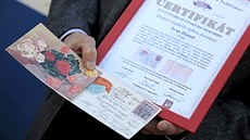 Ivan Hanuš obdržel v Pelhřimově certifikát. Ivan Hanuš obdržel v Pelhřimově certifikát.