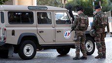 Policisté zasahují na pedmstí Paíe, kde vjelo auto do skupiny voják (9....