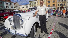 V sobotu proběhl sraz historických vozidel na Velkém náměstí v Kroměříži (5.... V sobotu proběhl sraz historických vozidel na Velkém náměstí v Kroměříži (5....
