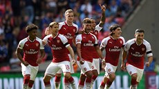 Hrái Arsenalu oslavují vítzství v anglickém superpoháru proti Chelsea.