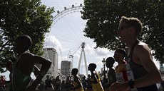 Maratontí bci probíhají kolem London Eye.