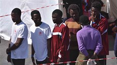 Uprchlíci, které do pístavu v Catanii pivezla jedna ze záchranných lodí.