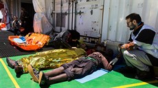 První pomoc uprchlíkm po záchran na palub Prudence.