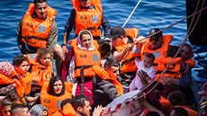 Na jednom ze zachráněných plavidel byly i velmi malé děti. Fotografie z června... Na jednom ze zachráněných plavidel byly i velmi malé děti. Fotografie z června...