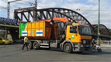 Popelářský vůz Pražských služeb poškodil trolej na Výtoni (8. srpna 2017). Popelářský vůz Pražských služeb poškodil trolej na Výtoni (8. srpna 2017).