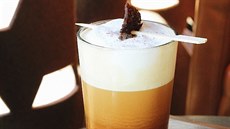 Káva Starbucks s plátkem hovězího masa Jerky. Káva Starbucks s plátkem hovězího masa Jerky.