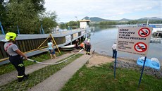 Hasiči likvidují skvrnu na vodní nádrži v Píšťanech. Hasiči likvidují skvrnu na vodní nádrži v Píšťanech.