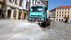 Do rozpáleného centra Olomouce vyjel kropicí vůz. (1. srpna 2017) Do rozpáleného centra Olomouce vyjel kropicí vůz. (1. srpna 2017)
