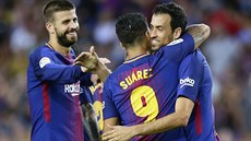 Fotbalisté Barcelony Gérard Pique, Luis suárez a Sergio Busquets se radují ze...