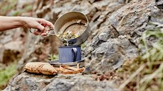 Nebojte se na cestách využít to, co roste kolem. Uvařit si můžete třeba čaj z... Nebojte se na cestách využít to, co roste kolem. Uvařit si můžete třeba čaj z...