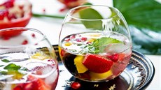 Sangria s ovocem a mátou Sangria s ovocem a mátou