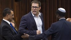 Izraelský poslanec Oren Hazan je na snímku právě vyváděn z parlamentu. (17.... Izraelský poslanec Oren Hazan je na snímku právě vyváděn z parlamentu. (17....